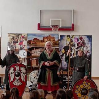 Uczniowie jako rycerze podczas Żywej lekcji historii.