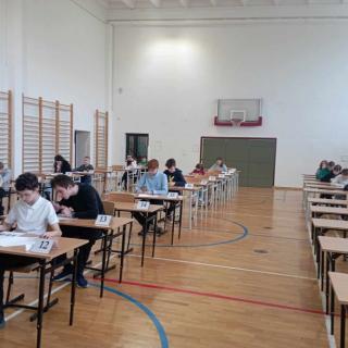 Uczestnicy konkursu podczas rozwiązywania testu.
