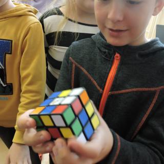Rubikova kocka a jej využitie v matematike