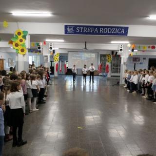Uroczysty apel z okazji Narodowego Święta Niepodległości w głównym holu szkoły.