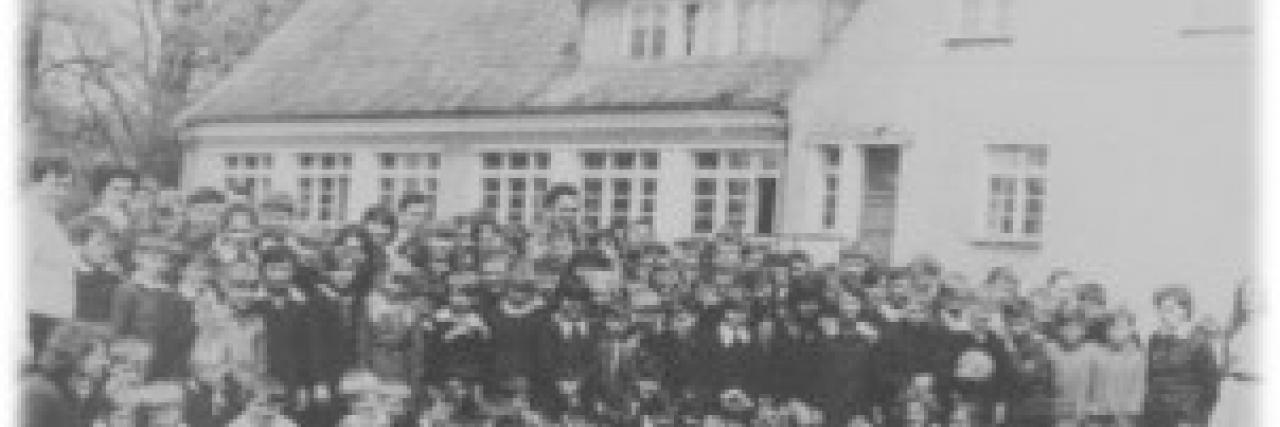 1937 r. Zbudowano budynek, w którym obecnie mieści się szkoła.