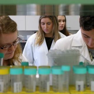 Naši studenti si zkusili práci v odborných laboratořích- exkurze v CRH měla přiblížit výzkum i motivovat studenty ke studiu biologie