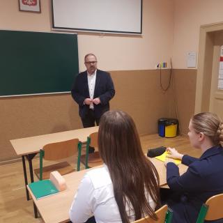 Krzysztofa Szrajda w sali lekcyjnej