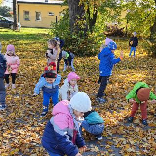                       Lecą na głowę liście kolorowe- jesienne zabawy przedszkolaków z liśćmi