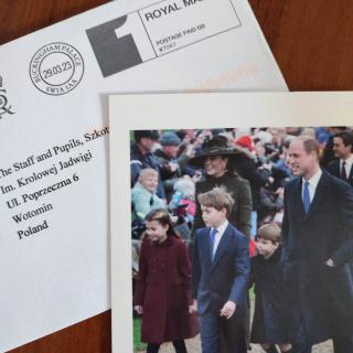 Zdjęcie rodziny królewskiej z Londynu i list z adresem szkoły nr 7 w Wołominie.