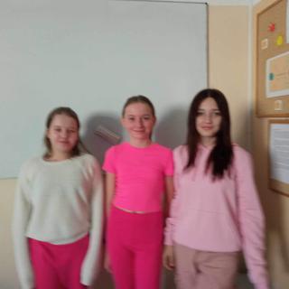 3 dziewczynki ubrane na różowo.