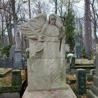 pomnik z cmentarza części starej - anioł rzeźba