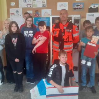 Uczniowie naszej szkoły w czasie spotkania z ratownikiem medycznym.