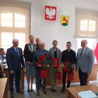 N. Urbańska, F. Wojsz oraz K. Mikul w czasie wręczania listów gratulacyjnych przez władze Gmin