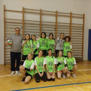 Reprezentacja SP 10 przed mistrzostwami Słupska w piłce siatkowej dziewcząt.