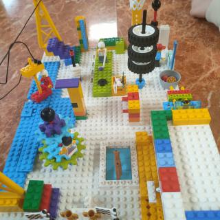 Plac zabaw zbudowany z klocków Lego.