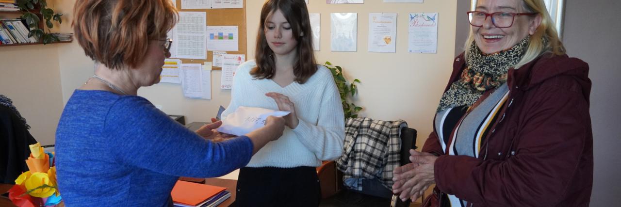 Zosia Marchewka przekazuje darowiznę na rzecz rodziny z Janowa poszkodowanej w porzeże