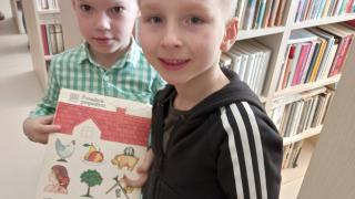 Wycieczka dzieci z Przedszkola w Woli Rakowej do Biblioteki Publicznej  w Brójcach