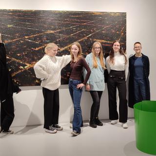 Młodzież podczas zwiedzania galerii