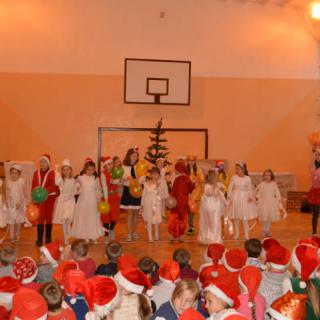  Mikołajkowe przedstawienie w wykonaniu dzieci z teatrzyku szkolnego ,,Bajka”
