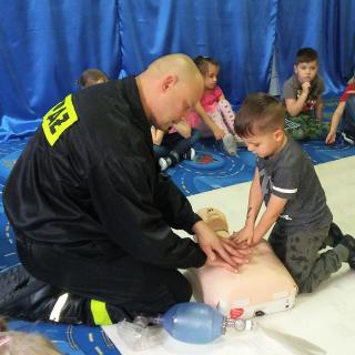 Przedszkolaki uczą się ratować życie