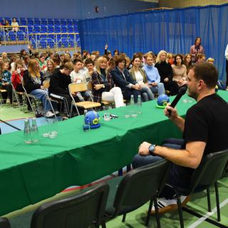 Spotkanie uczniów naszej szkoły z wicemistrzem świata w piłce ręcznej Bartoszem Jureckim