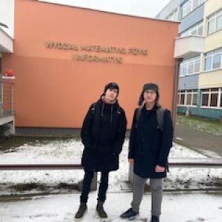 Jakub Ciebielski i Michał Rutkowski przed budynkiem Wydziału matematyki, fizyki i informatyki