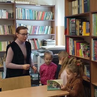 Pierwsza wizyta przedszkolaków w bibliotece szkolnej