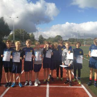 Drużyny biegowe chłopców z naszej szkoły z dyplomami zwycięstwa:)