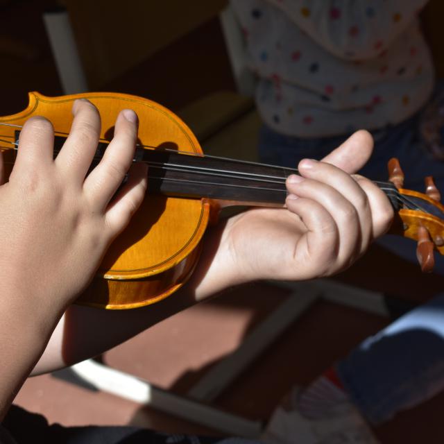 Seit 2006 haben alle Kinder aus dem 2. und 3. Schuljahr einmal wöchentlich, als Teil des regulären Musikunterrichts, eine „Klassenstreicherstunde“. Darüber hinaus können die Kinder auch gegen eine Gebühr Privatunterricht in den Räumen der Schule nehmen.  Alle Kinder einer Klasse musizieren gemeinsam auf Geige, Bratsche, Cello oder Kontrabass und erlernen auf spielerische Weise einen sachgerechten Umgang mit einem Streichinstrument, schulen ihr Gehör und trainieren ihre Konzentrations- und Koordinationsfähigkeit.  Das soziale Lernen durch gegenseitiges aufeinander Achten wird ebenso gefördert wie die Intelligenzentwicklung durch eine intensivere Vernetzung im Gehirn.   Am Ende eines jeden Schuljahres findet stets ein großes gemeinsames Konzert aller Klassen statt.