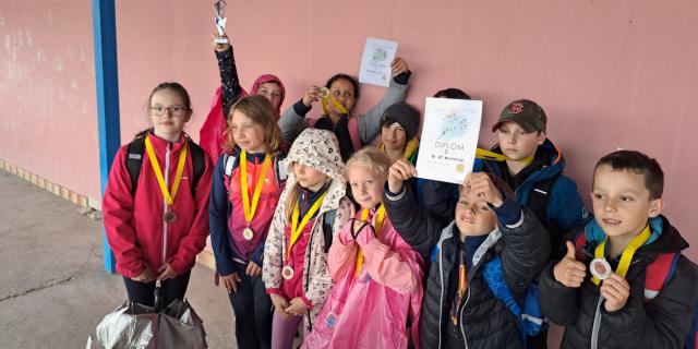 Žáci školní družiny přivezli pohár za 2. místo v Atletické olympiádě