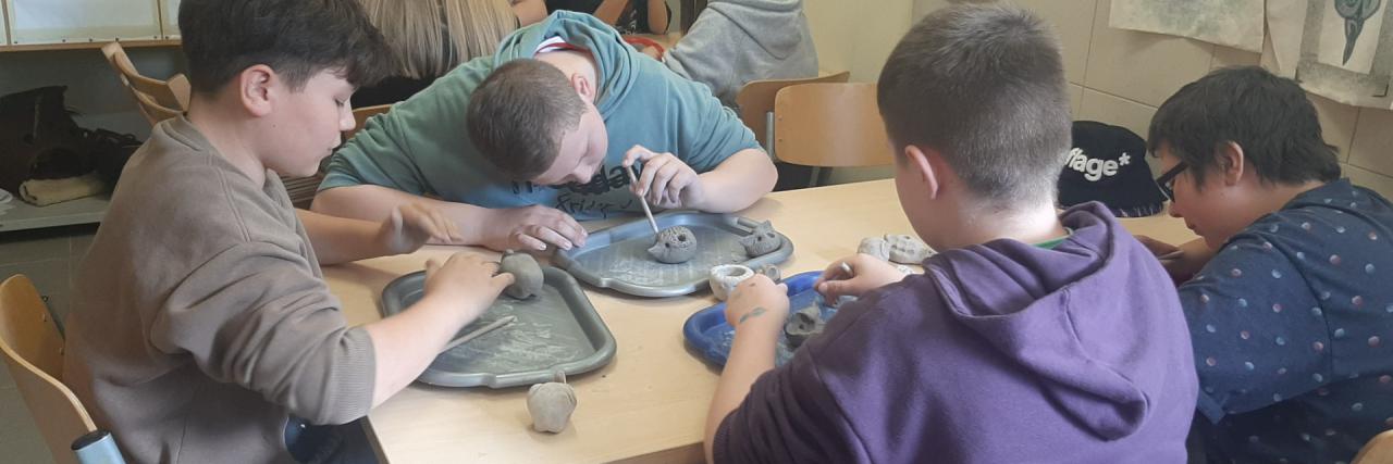 Uczniowie klasy 6b na warsztatach ceramicznych w Karpackiej Troi