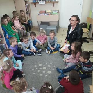 Dzieci z grupy "Żabki" i "Żuczki" odwiedziły bibliotekę szkolną. 