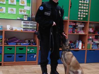Wizyta policjanta z psem