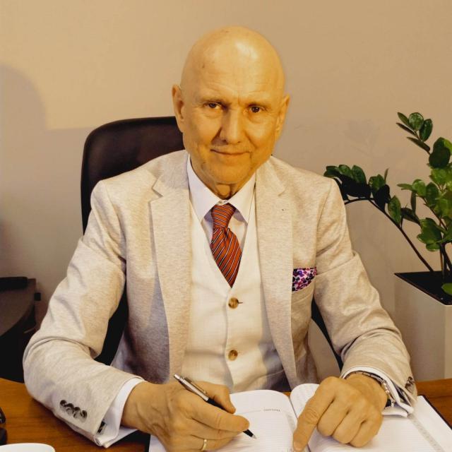 Dyrektor Tomasz Ziewiec