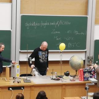 Z okazji urodzin Mikołaja Kopernika nasi uczniowie mieli okazję uczestniczyć w pokazach z fizyki pt. Dlaczego wyginelo życie na Marsie?