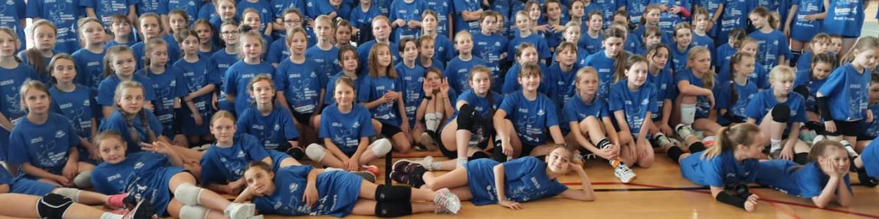 Siatkarki rocznika 2011 zakwalifikowały się do Finałów Ligi Wojewódzkiej Minisiatkówki ZZPS Kinder Joy of Moving w kategorii dwójek dziewcząt