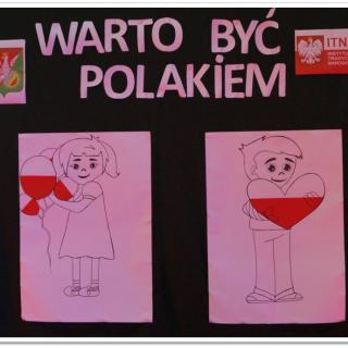 Dziewczynka i chłopiec trzymający baloniki i serce w biało-czerwonych barwach. Napis Warto być Polakiem.
