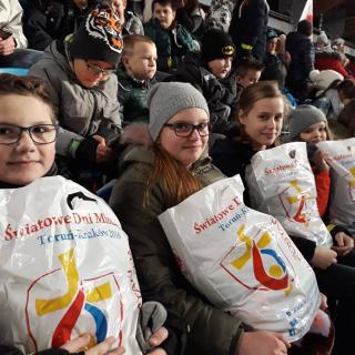 Grupa dzieci na Toruńskim TOR TORZE podczas XXV Wigilijnego Dzieła Pomocy Dzieciom organizowanego przez Caritas Diecezji Torunskiej