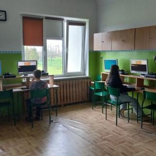 Uczniowie podczas konkursu w sali komputerowej.