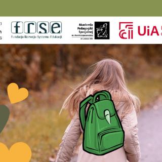 Logo projektu Zielony Plecak dla klimatu ziemi. Dziewczynka na leśnej drodze z zielonym plecakiem na plecach