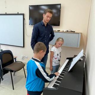 dzieci grają na pianinie