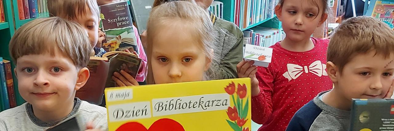 8 maja Dzień Bibliotekarza – wizyta oddziału przedszkolnego w bibliotece szkolnej