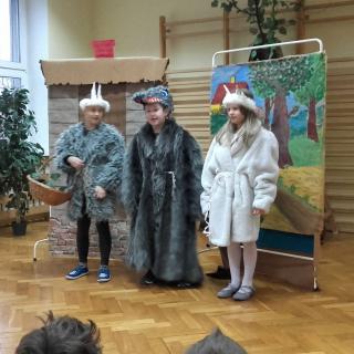 Inscenizacja bajek Adama Mickiewicza przez uczniów klas I-III