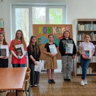 Uczestnicy konkursu recytatorskiego w szkolnej bibliotece.