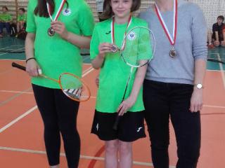 Brązowy medal dziewcząt w dzielnicowych zawodach w badmintona