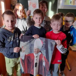 Dzieci z klasy 1A z wizerunkiem świętego papieża Jana Pawła II. 