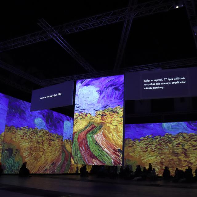 Multisensoryczna wystawa- na wielkich ekranach wyświetlane są dzieła Vincenta van Gogha.