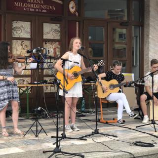 Naše hudobné zoskupenie pod názvom ´´Mimo mesta´´ a pod vedením nášho učiteľa Kamila Škvarku DiS. art., prispeli svojim hudobným vystúpením v sobotu dňa 9.júna na skvelej akcii pod názvom  Deň pre deti na Brezovci. Ďakujeme
