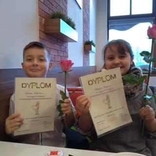 I kolejny sukces naszych uczniów. Pierwsze i trzecie miejsce na konkursie krasomówczym w Chełmnie. Gratulujemy!