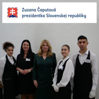 Žiaci SOŠ Garbiarska (odbor čašník, servírka) s pani prezidentkou SR Zuzanou Čaputovou