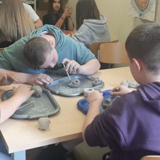 Uczniowie klasy 6b na warsztatach ceramicznych w Karpackiej Troi