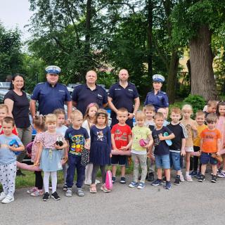                         Bezpieczne wakacje- spotkanie  przedszkolaków z policjantami