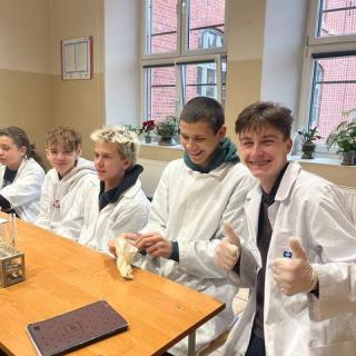 Młodzież podczas eksperymentów chemicznych