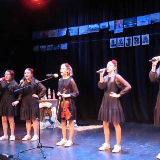 Zespół wokalny Ostinato podczas występu na Festiwalu Piosenki Marynistycznej "Łajba 2024".
